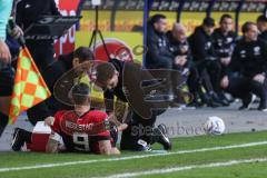 3. Liga; MSV Duisburg - FC Ingolstadt 04; Patrick Schmidt (9, FCI) verletzt sich und wird behandelt am Knie