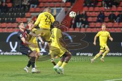 3. Liga; FC Ingolstadt 04 - Alemannia Aachen; Zweikampf Kampf um den Ball Simon Lorenz (32, FCI) Yarbrough Lamar (25 AA) Töpken Thilo (24 AA)