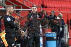 3. Liga; FC Ingolstadt 04 - FC Viktoria Köln; Co-Trainer Fabian Reichler (FCI) beschwert sich beim Linienrichter