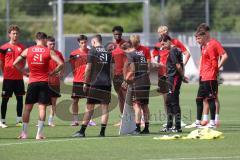3. Liga - Saison 2024/25 - Trainingsauftakt- FC Ingolstadt 04 -  - Cheftrainerin Sabrina Wittmann (FCI) gibt Anweisungen mit Taktiktafel - XXXXX - Foto: Meyer Jürgen