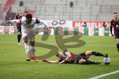 2.BL; FC Ingolstadt 04 - SG Dynamo Dresden; Zweikampf Kampf um den Ball Maximilian Beister (11, FCI) Akoto Michael (3 Dresden)