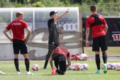 2. Bundesliga - FC Ingolstadt 04 - Trainingsauftakt mit neuem Trainerteam - Cheftrainer Roberto Pätzold (FCI) teilt ein