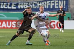 DFB Pokal; FC Ingolstadt 04 - SV Darmstadt 98; Patrick Schmidt (9, FCI) Zweikampf Kampf um den Ball Holland Fabian (32 SVD)