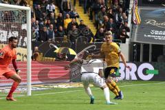 3.Liga - Saison 2022/2023 - Dynamo Dresden - FC Ingolstadt 04 - Der 1:1 Ausgleichstreffer durch Pascal Testroet (Nr.37 - FCI) - Torwart Stefan Drljaca (Nr.23 - Dynamo Dresden) - Jubel -  - Foto: Meyer Jürgen