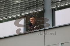 3.Liga - Saison 2022/2023 - FC Ingolstadt 04 -  - Cheftrainer Michael Köllner (FCI) schaut den Kindern der AUDI Schanzer Fußballschule zu - Funktionsgebäude - Foto: Meyer Jürgen
