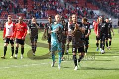 3.Liga - Saison 2022/2023 - Hallersche FC - FC Ingolstadt 04 - Die Mannschaft auf dem Weg zu den Fans und bedanken sich - Torwart Marius Funk (Nr.1 - FCI) - Tobias Schröck (Nr.21 - FCI) -  - Foto: Meyer Jürgen