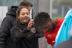 A-Junioren - Bundesliga Süd Fc Ingolstadt 04 - SC Freiburg -  Cheftrainer Wittmann Sabrina (FC Ingolstadt A-Jugend) tröstet Udebuluzor Michael (Nr.9 - FC Ingolstadt A-Jugend) nach seiner Auswechslung -  - Foto: Meyer Jürgen