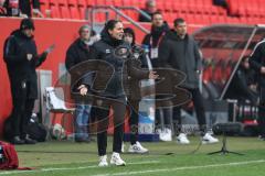 3. Liga; FC Ingolstadt 04 - Rot-Weiss Essen; Cheftrainerin Sabrina Wittmann (FCI) an der Seitenlinie, Spielerbank