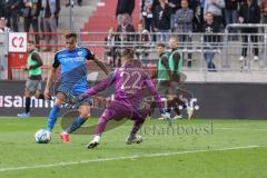 2.BL; FC St. Pauli - FC Ingolstadt 04, Torchance für Dennis Eckert Ayensa (7, FCI) Torwart Vasilj Nikola (22 Pauli) ausgespielt, vorbei mit Filip Bilbija (35, FCI) Medic Jakov (18 Pauli)