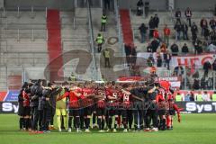 3. Liga; FC Ingolstadt 04 - Hallescher FC; Sieg Jubel Freude Teambesprechung auf dem Platz Cheftrainer Rüdiger Rehm (FCI)