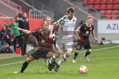2.BL; FC Ingolstadt 04 - Hannover 96; Maximilian Beister (11, FCI) Zweikampf Kampf um den Ball Niklas Hult (3 Han)