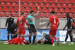 3. Liga; FSV Zwickau - FC Ingolstadt 04; gelb rote Karte für Rico Preißinger (6, FCI) am Boden, Jansen Max (6 FSV) Könnecke Mike (13 FSV) Ziegele Robin (4 FSV)