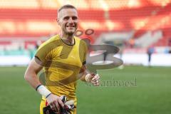 3. Liga; FC Ingolstadt 04 - TSV 1860 München; Sieg Jubel Freude Spiel ist aus 2:1, Spieler bedanken sich bei den Fans, Torwart Marius Funk (1, FCI)