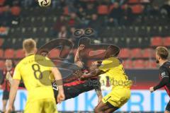 3. Liga; FC Ingolstadt 04 - Alemannia Aachen; Pascal Testroet (37, FCI) versucht Fallrückzieher und trifft Nkoa Patrick (34 AA) mit dem Ball im Gesicht