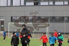 3.Liga - Saison 2022/2023 - FC Ingolstadt 04 -  - Cheftrainer Michael Köllner (FCI) schaut den Kindern der AUDI Schanzer Fußballschule zu - Funktionsgebäude - Foto: Meyer Jürgen