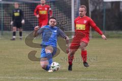 Kreisliga - Saison 2024/25- SV Hundszell - TSV Kösching-  - Jonas Betz rot Kösching - Maximilian Friebe blau Hundszell - Foto: Meyer Jürgen