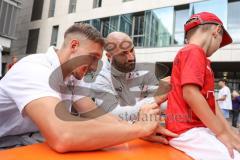 3. Liga; FC Ingolstadt 04 - offizielle Mannschaftsvorstellung auf dem Ingolstädter Stadtfest, Rathausplatz; Autogrammstunde für die Fans, Tobias Schröck (21, FCI) Nico Antonitsch (5, FCI)