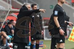 3. Liga; FC Ingolstadt 04 - Alemannia Aachen; Geschäftsführer Dietmar Beiersdorfer (FCI) diskutiert mit dem Linienrichter