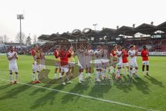 3. Liga; SpVgg Unterhaching - FC Ingolstadt 04; Sieg Jubel Freude 0:3, Spieler bedanken sich bei den Fans