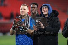 3. Liga; FC Ingolstadt 04 - Erzgebirge Aue; Spieler bedanken sich bei den Fans Torwart Marius Funk (1, FCI) Mladen Cvjetinovic (19, FCI)