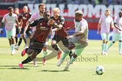 3. Liga; FC Ingolstadt 04 - Würzburger Kickers; Zweikampf Kampf um den Ball Obed Ugondu (17, FCI) de Medina Nathan (4 WKI)
