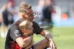 3. Liga; FC Ingolstadt 04 - VfB Lübeck; Verabschiedung Tobias Schröck (21, FCI) weint mit Sohn im Arm