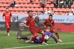 3. Liga; FC Ingolstadt 04 - 1. FC Schweinfurt 05; Torchance verpasst Max Besuschkow (17, FCI) Torwart Stahl Toni (1 S05) Fredrik Carlsen (8, FCI)