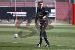 3.Liga - Saison 2022/2023 - FC Ingolstadt 04 -  - Cheftrainer Michael Köllner (FCI) beim ersten Training - Cheftrainer Michael Köllner (FCI) gibt Anweisungen - Foto: Meyer Jürgen
