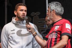 3. Liga; FC Ingolstadt 04 - offizielle Mannschaftsvorstellung auf dem Ingolstädter Stadtfest, Rathausplatz; Pascal Testroet (37, FCI) im Interview mit Stadionsprecher Italo Mele