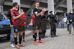 3. Liga - FC Ingolstadt 04 - TSV 1860 München - Spieler gehen zu den Fans die vor dem Stadion waren, Tumult. Polizei, Jubel zum Sieg , Stefan Kutschke (30, FCI) Marcel Gaus (19, FCI)