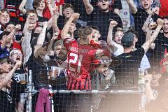 3. Liga; FC Ingolstadt 04 - SV Elversberg; Spieler bedanken sich bei den Fans Tobias Schröck (21, FCI) bei den Fans in der Kurve