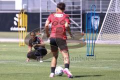 3. Liga; FC Ingolstadt 04 - Trainingsauftakt, erstes Training nach der Sommerpause; Cheftrainerin Sabrina Wittmann (FCI) beobachtet
