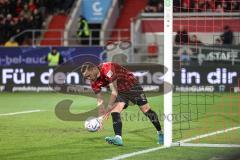 3. Liga; FC Ingolstadt 04 - TSV 1860 München; Tor Jubel Treffer Anschlusstreffer, Pascal Testroet (37, FCI) holt den Ball aus dem Tor, Hiller Marco (1 TSV)