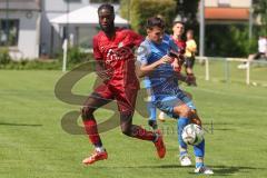 Kreisliga - Saison 2025/26- SV Hundszell - SV Zuchering - Glenn Heicappell rot Zuchering - Luca Kammerer blau Hundszell - Foto: Meyer Jürgen