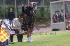 Relegation 2 - U17 - SSV Jahn Regensburg - FC Ingolstadt 04 - Cheftrainerin Sabrina Wittmann (FCI) gibt Anweisungen