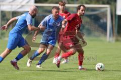 Kreisliga - Saison 2025/26- SV Hundszell - SV Zuchering - Nico Ziegler rot Zuchering - Maximilian Friebe blau Hundszell - Foto: Meyer Jürgen