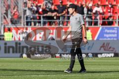 2.BL; FC Ingolstadt 04 - Fortuna Düsseldorf; Spiel ist aus, Niederlage, hängende Köpfe Enttäuschung, Cheftrainer Roberto Pätzold (FCI) geht vom Platz