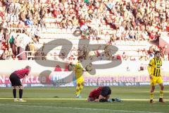 3. Liga; FC Ingolstadt 04 - Borussia Dortmund II; Niederlage, hängende Köpfe Tobias Bech (11, FCI) Pascal Testroet (37, FCI) am Boden, BVB feiert