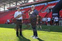 2. Frauen-Bundesliga; FC Ingolstadt 04 - SC Sand; Oberbürgermeister Dr. Michael Kern (IN) Ansprache vor dem Spiel mit Vorsitzender des Vorstandes Peter Jackwerth (FCI)