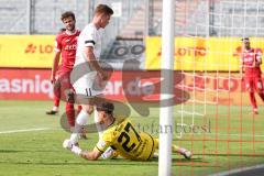 Toto-Pokal Finale; Würzburger Kickers - FC Ingolstadt 04; Torwart Vincent Friedsam (WK 27) hält vor Sebastian Grönning (11, FCI)