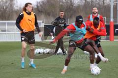 3.Liga - Saison 2022/2023 - FC Ingolstadt 04 -  - Cheftrainer Michael Köllner (FCI) beim ersten Training - Cheftrainer Michael Köllner (FCI) sieht bei den Übungen zu  - Foto: Meyer Jürgen