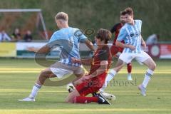Kreisliga - Saison 2025/26- SV Kasing - FC Sandersdorf - Niklas Mühl blau Sandersdorf - Bernd Noll rot Kasing - Foto: Meyer Jürgen
