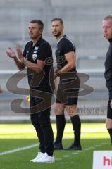 3.Liga - Saison 2023/2024 - SC Freiburg II - FC Ingolstadt 04 -Cheftrainer Michael Köllner (FCI) applaudiert seinen Spielern - -  Foto: Meyer Jürgen