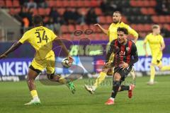 3. Liga; FC Ingolstadt 04 - Alemannia Aachen; Zweikampf Kampf um den Ball Felix Keidel (43, FCI) Nkoa Patrick (34 AA)