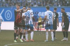 3. Liga; FC Hansa Rostock - FC Ingolstadt 04; Sebastian Grönning (11, FCI) Anweisung Mitspieler Pfanne Franz (23 HR) Rossipal Alexander (21 HR) vor dem Freistoß