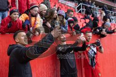 3. Liga; FC Ingolstadt 04 - MSV Duisburg; nach dem Spiel Sieg Jubel Freude, Spieler bedanken sich bei den Fans, Selfies, Marcel Costly (22, FCI) Arian Llugiqi (25, FCI) Torwart Marius Funk (1, FCI)