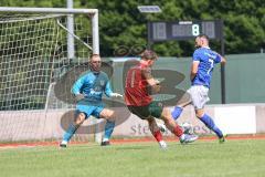 Testspiel - TSV Ingolstadt Nord - FC Augsburg II - Martin Schwürzer Torwart TSV Ingolstadt - Leon Pesch rot Augsburg - Onur Keskin blau TSV Ingolstadt - Foto: Jürgen Meyer