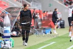 3. Liga; FC Ingolstadt 04 - SSV Jahn Regensburg; Cheftrainerin Sabrina Wittmann (FCI) an der Seitenlinie, Spielerbank