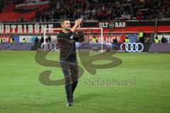 3.Liga - Saison 2022/2023 - FC Ingolstadt 04 -  MSV Duisburg - Cheftrainer Michael Köllner (FCI) nach dem Spiel bedankt sich bei den Fans - Foto: Meyer Jürgen