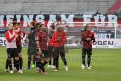 Relegation 1 - FC Ingolstadt 04 - VfL Osnabrück - Spiel ist aus, 3:0 Sieg, die Schanzer feiern mit den 250 Fans im Stadion Fatih Kaya (9, FCI) Marcel Gaus (19, FCI) Caniggia Ginola Elva (14, FCI)